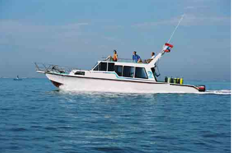 This motor boat rental is perfect to enjoy Indonesia