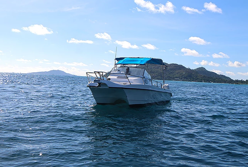 Discover Seychelles surroundings on this Custom Custom boat
