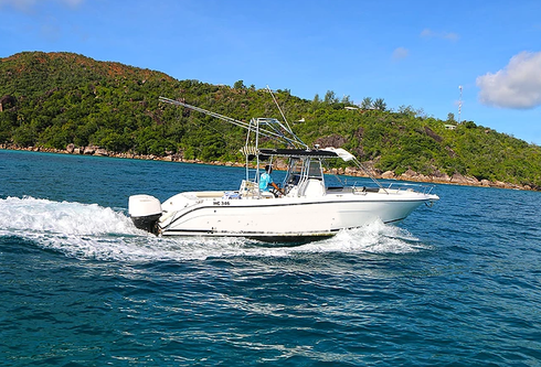 This motor boat rental is perfect to enjoy Seychelles