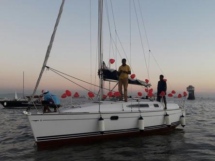 This 111.0' Custom cand take up to 6 passengers around Mumbai