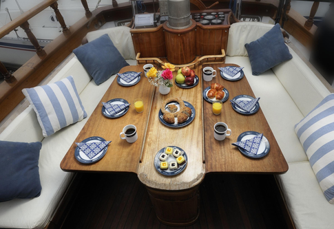 Up to 8 persons can enjoy a ride on this Motorsailer boat