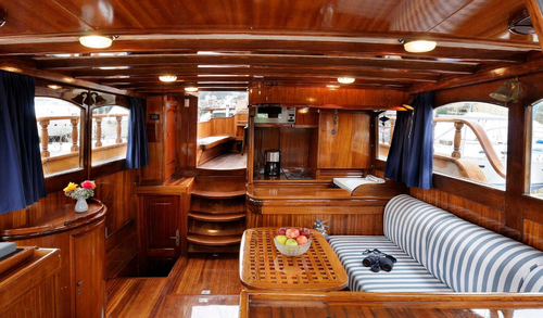 This 78.0' Custom cand take up to 8 passengers around Kerkira