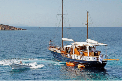 Up to 8 persons can enjoy a ride on this Classic boat