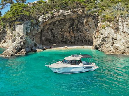 This 26.0' Jeanneau cand take up to 8 passengers around Dubrovnik
