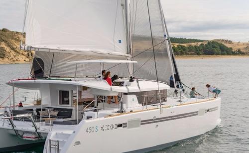 Grab this great deal to charter this amazing Lagoon 450 in Nassau
