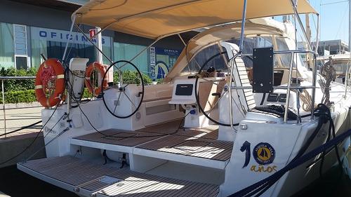 This 39.0' Dufour cand take up to 6 passengers around Sea Cow's Bay