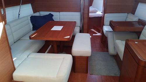 Discover Sea Cow's Bay surroundings on this 410 Dufour boat