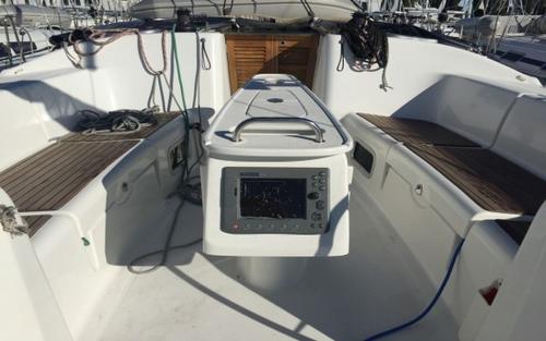 Boating is fun with a Cruiser racer in Alimos