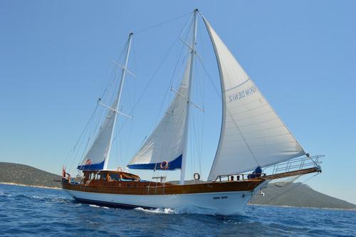 This 75.0' Custom cand take up to 12 passengers around Bodrum