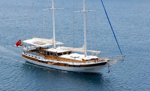 Hop aboard this wonderful sailboat rental in Bodrum!