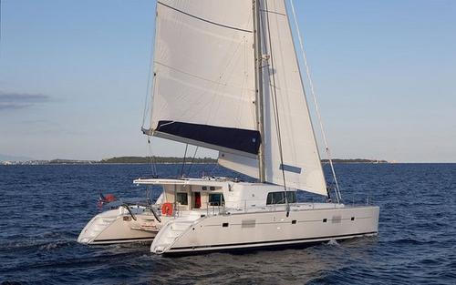 Sail this beautiful catamaran and Relish the Whitsundays weather