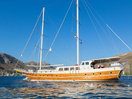 Take this beautiful sail boat for rent, ideal for fun in the sun