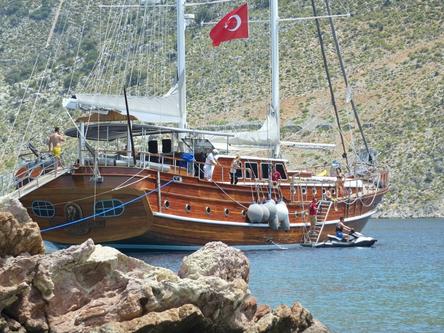 This 112.0' Custom cand take up to 16 passengers around Bodrum
