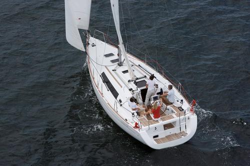 This 34.0' Oceanis cand take up to 8 passengers around Marsh Harbour