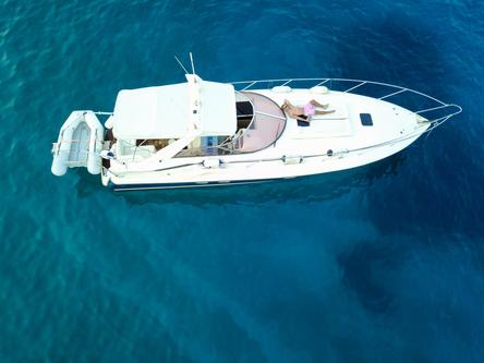 This 39.0' Sunseeker cand take up to 8 passengers around Spetses