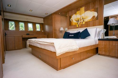 This 92.0' Mangusta cand take up to 12 passengers around Miami Beach