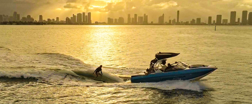 Up to 5 persons can enjoy a ride on this Motor boat boat