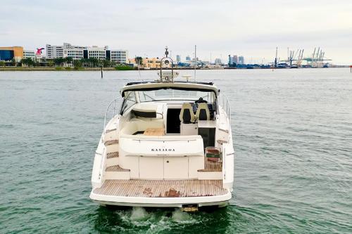Up to 6 persons can enjoy a ride on this Cruiser boat