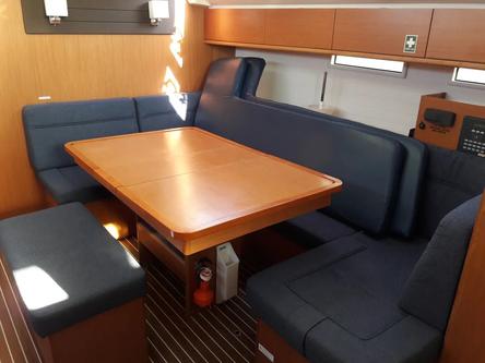 Up to 9 persons can enjoy a ride on this Bavaria boat