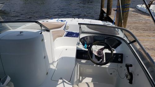 This 22.0' Southwind cand take up to 10 passengers around Fort Lauderdale