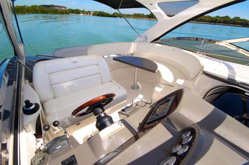 This 40.0' Regal cand take up to 12 passengers around Sunny Isles Beach