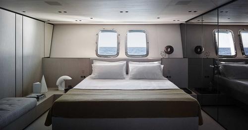 Discover Miami Beach surroundings on this 76SX SAN LORENZO boat