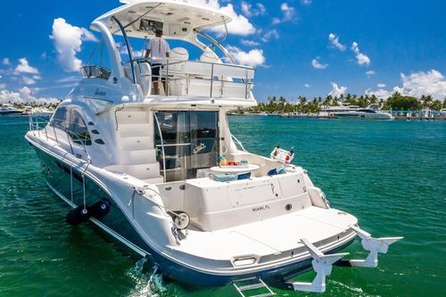 Up to 13 persons can enjoy a ride on this Sea Ray boat