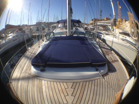 Up to 15 persons can enjoy a ride on this Jeanneau boat