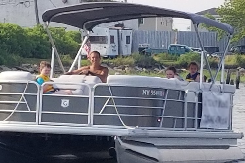 Comfortable Pontoon for 10 people