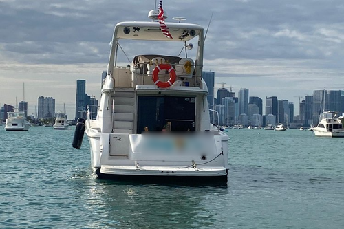 This 52.0' SEARAY cand take up to 13 passengers around miami beach