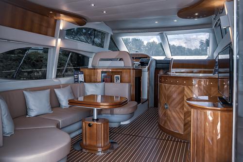 This 50.0' Azimut cand take up to 14 passengers around Porto