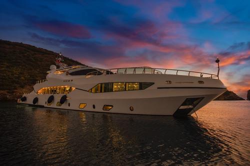This 141.08' Custom cand take up to 12 passengers around Bodrum