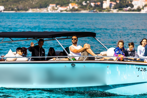 Go on for an anforgettable nautical adventure on this elegant motor boat