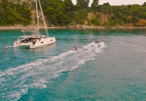 This 47.0' Fountaine Pajot cand take up to 8 passengers around Kalamata