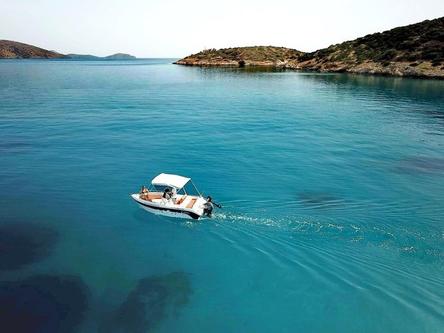 This 16.9' Poseidon cand take up to 7 passengers around Agios Nikolaos Crete