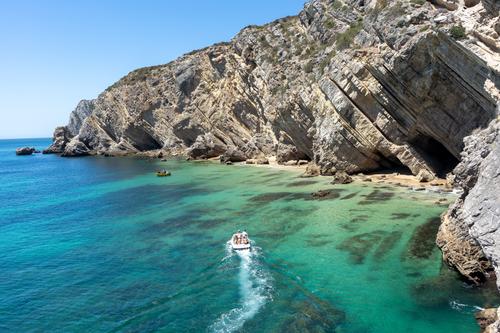 This 18.0' Four Wins cand take up to 6 passengers around Sesimbra
