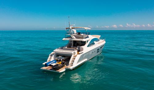 This 77.0' Azimut cand take up to 13 passengers around Miami