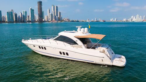This 62.0' Sea Ray cand take up to 16 passengers around Cartagena