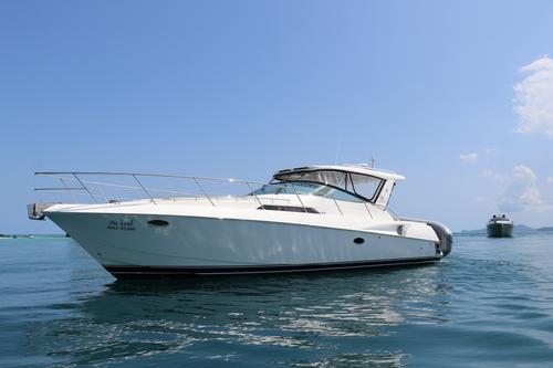 This 40.0' Riviera cand take up to 10 passengers around Phuket