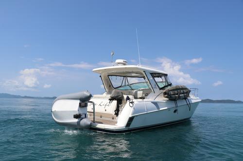 Discover Phuket surroundings on this M400 Riviera boat