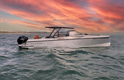 This 36.0' Saxdor cand take up to 9 passengers around Paros