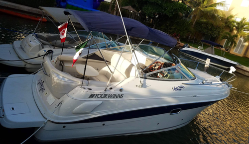 Discover Cancun surroundings on this VISTA FOUR WINNS boat