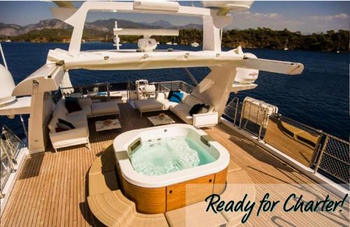 This 114.82' Benneti cand take up to 10 passengers around Bodrum