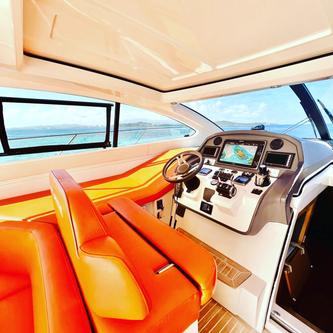 This 58.0' Azimut cand take up to 12 passengers around Fajardo