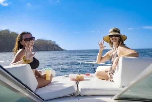Discover Puerto Vallarta surroundings on this Sundancer Sea Ray boat