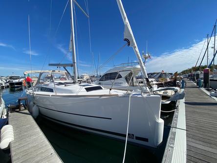 This 34.0' Dufour cand take up to 8 passengers around Troia