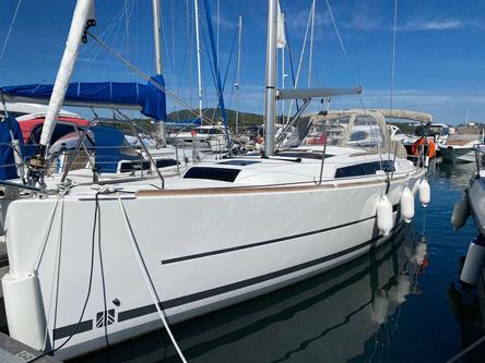 Up to 8 persons can enjoy a ride on this Dufour boat