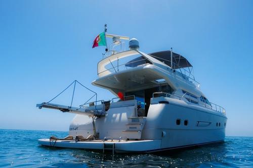 This 65.0' VZ cand take up to 16 passengers around Vilamoura