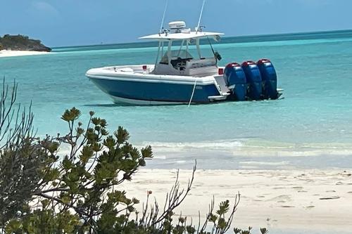 This 37.0' Intrepid cand take up to 8 passengers around Nassau