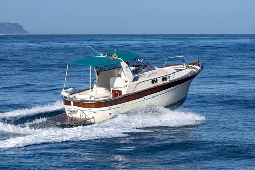 Discover Sorrento surroundings on this Jeranto Jeranto boat
